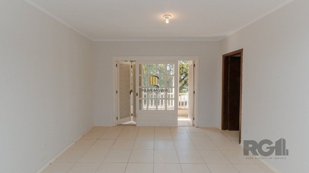 Casa com 4 dormitórios, 4 vagas no bairro Vila Jardim