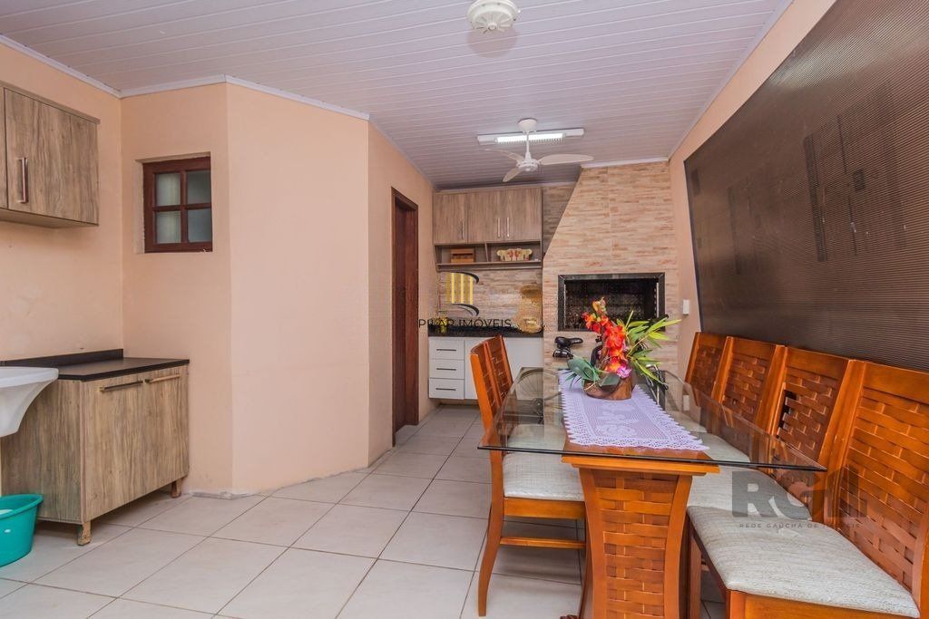 Casa de 3 dormitórios no bairro Guarujá