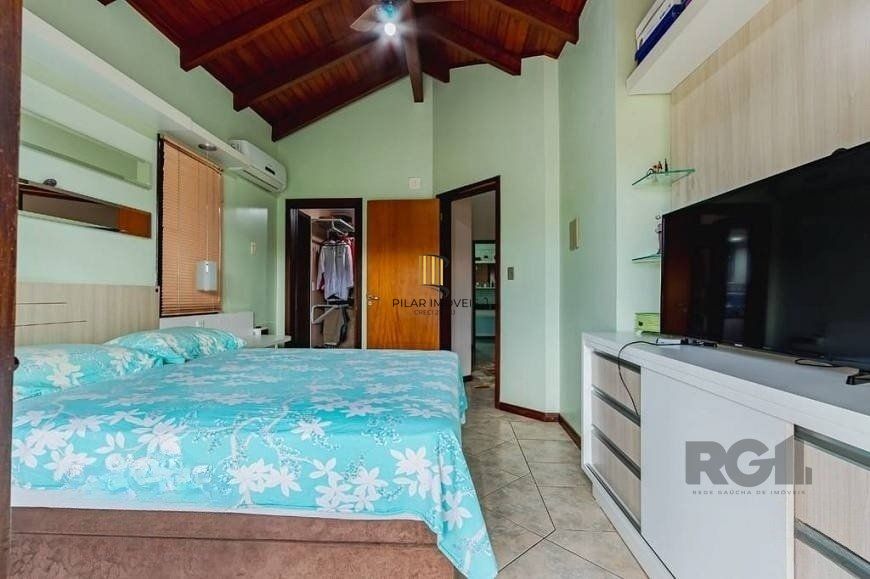 Excelente casa de 209m² com 3 dormitórios, piscina e 3 vagas de garagem.
