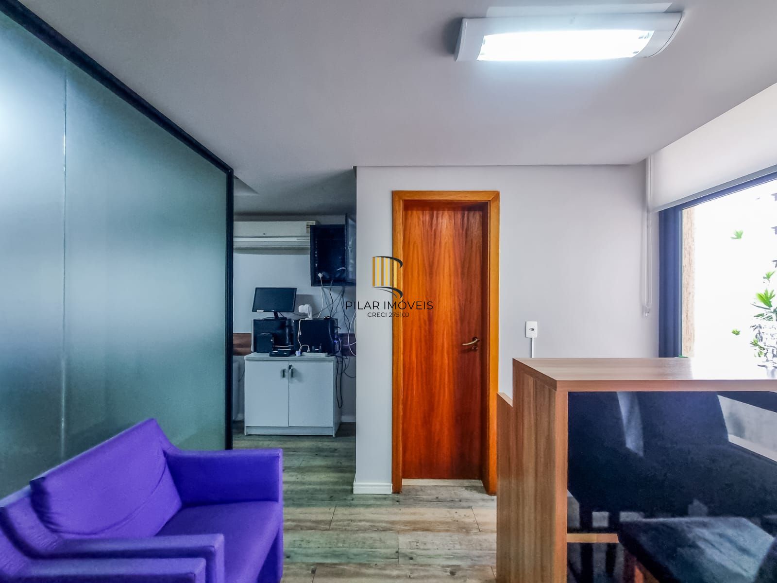 Sala locada com vaga no Menino Deus, a 200 m do Praia de Belas