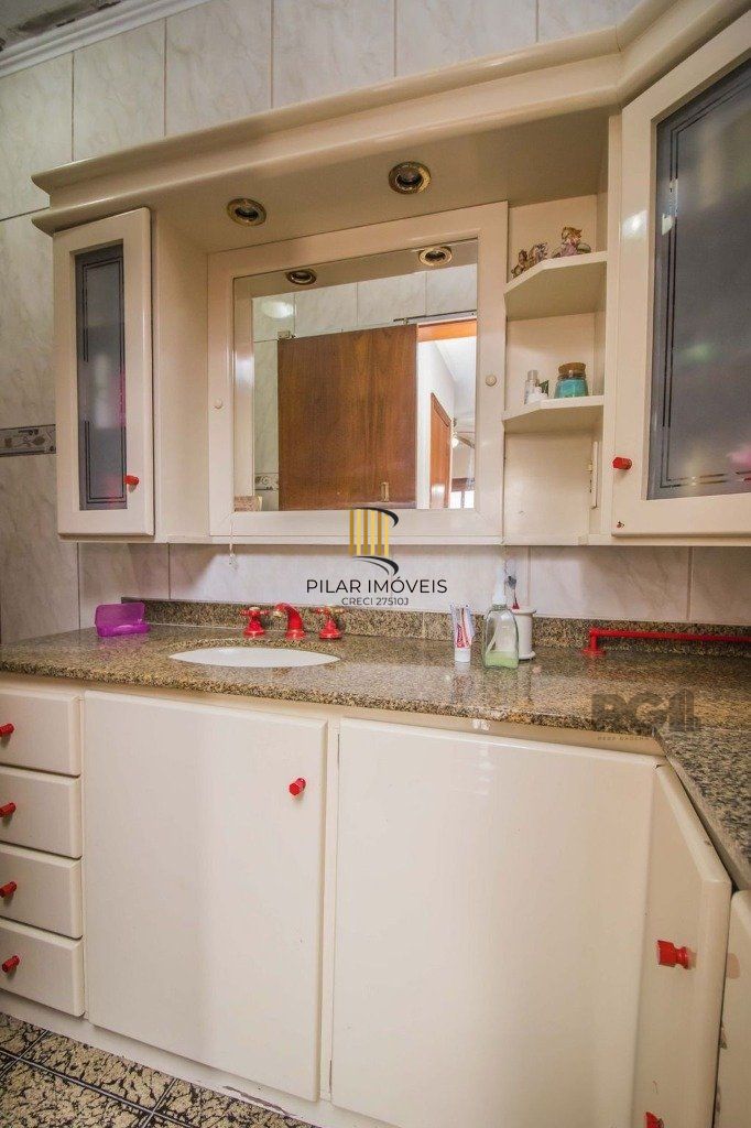 Casa de 329m² - 4 dormitórios, 1 suíte, 6 vagas no bairro Vila Jardim