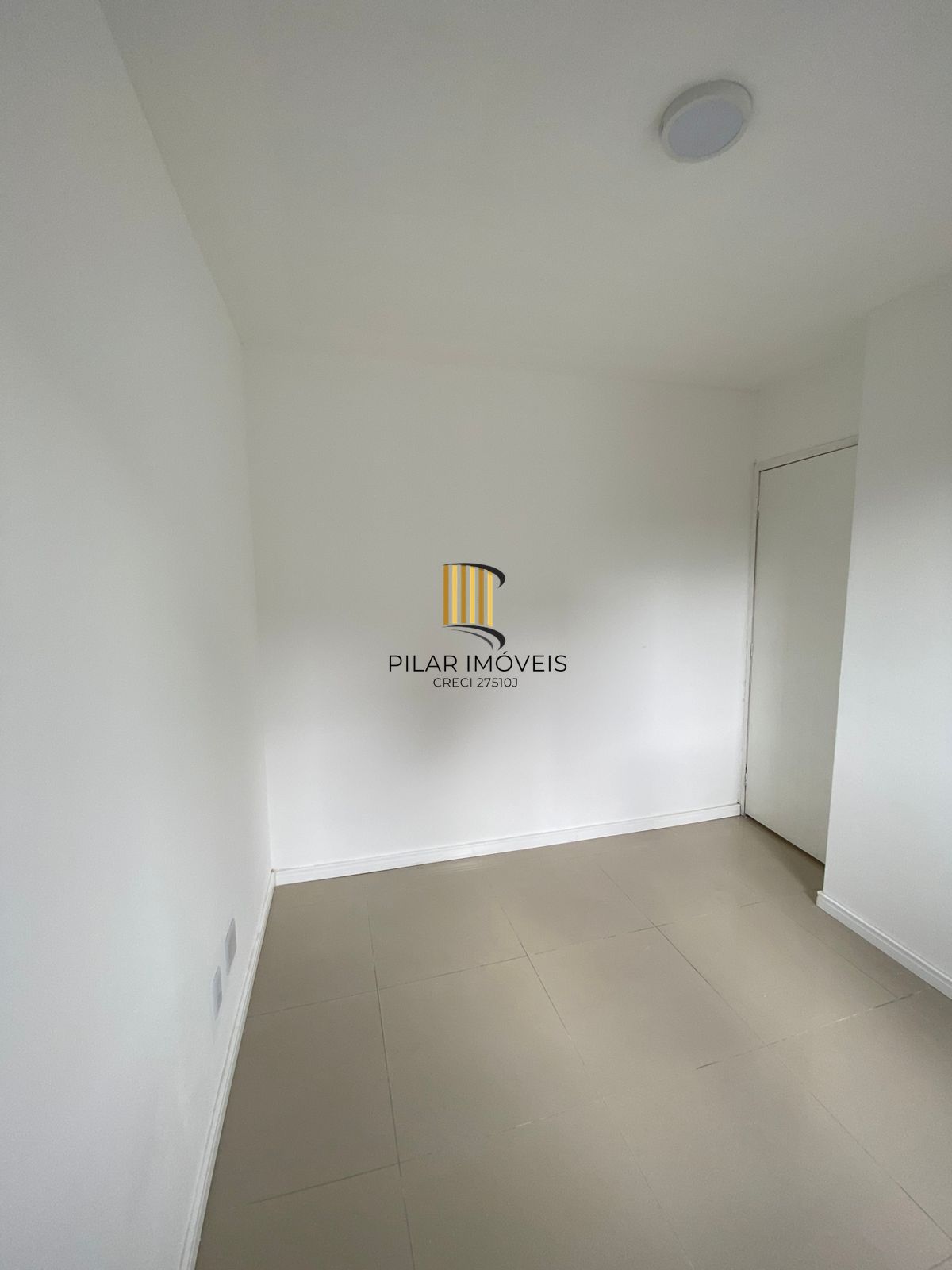 Apartamento de 2 dormitorios á venda no Bairro Vila Nova.