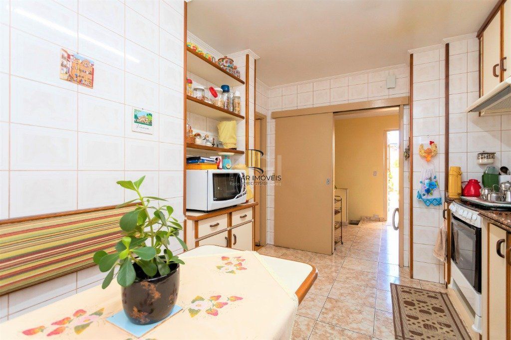 Casa para Venda - 228m², 4 dormitórios, sendo 1 suites, 5 vagas - Teresópolis