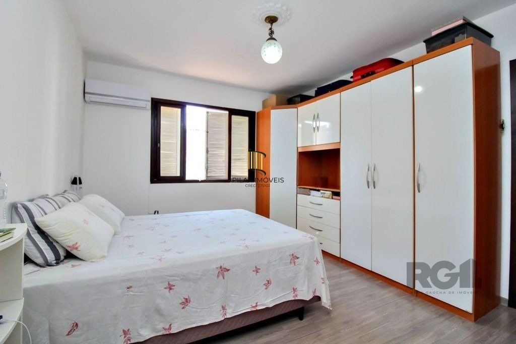 Casa 4 dormitórios, 2 vagas, em rua tranquila próxima a rua Oscar Pereira