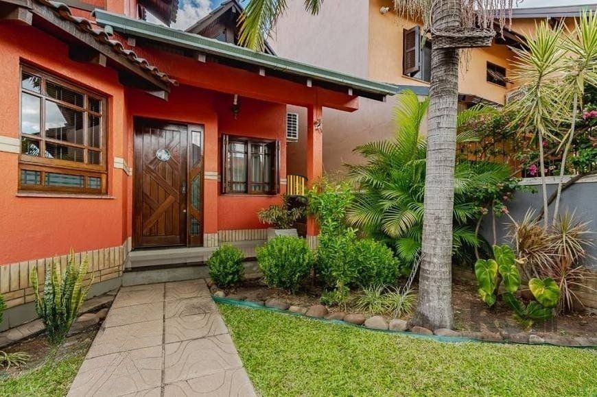 Excelente casa de 209m² com 3 dormitórios, piscina e 3 vagas de garagem.