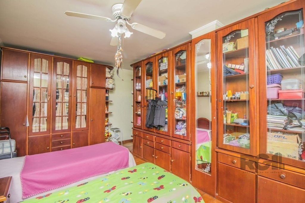 Casa de 329m² - 4 dormitórios, 1 suíte, 6 vagas no bairro Vila Jardim