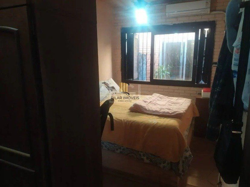 Casa com 03 dormitórios, churrasqueira, pátio com piscina e 5 vagas de garagem no bairro Menino Deus