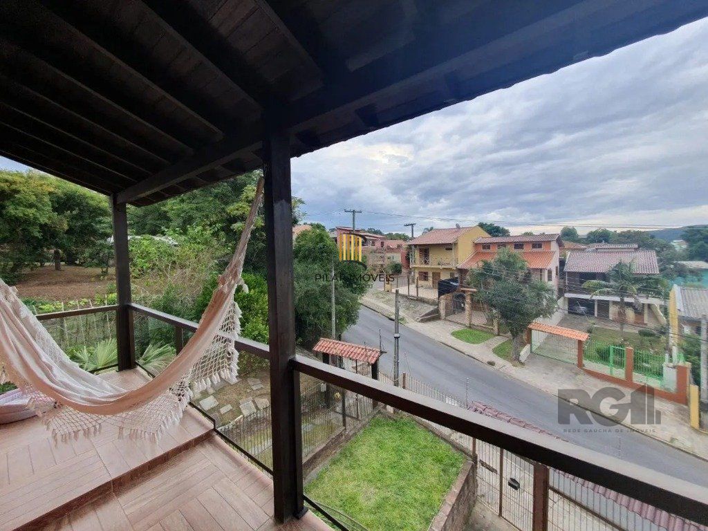 Casa com 3 dormitórios no bairro Lomba do Pinheiro