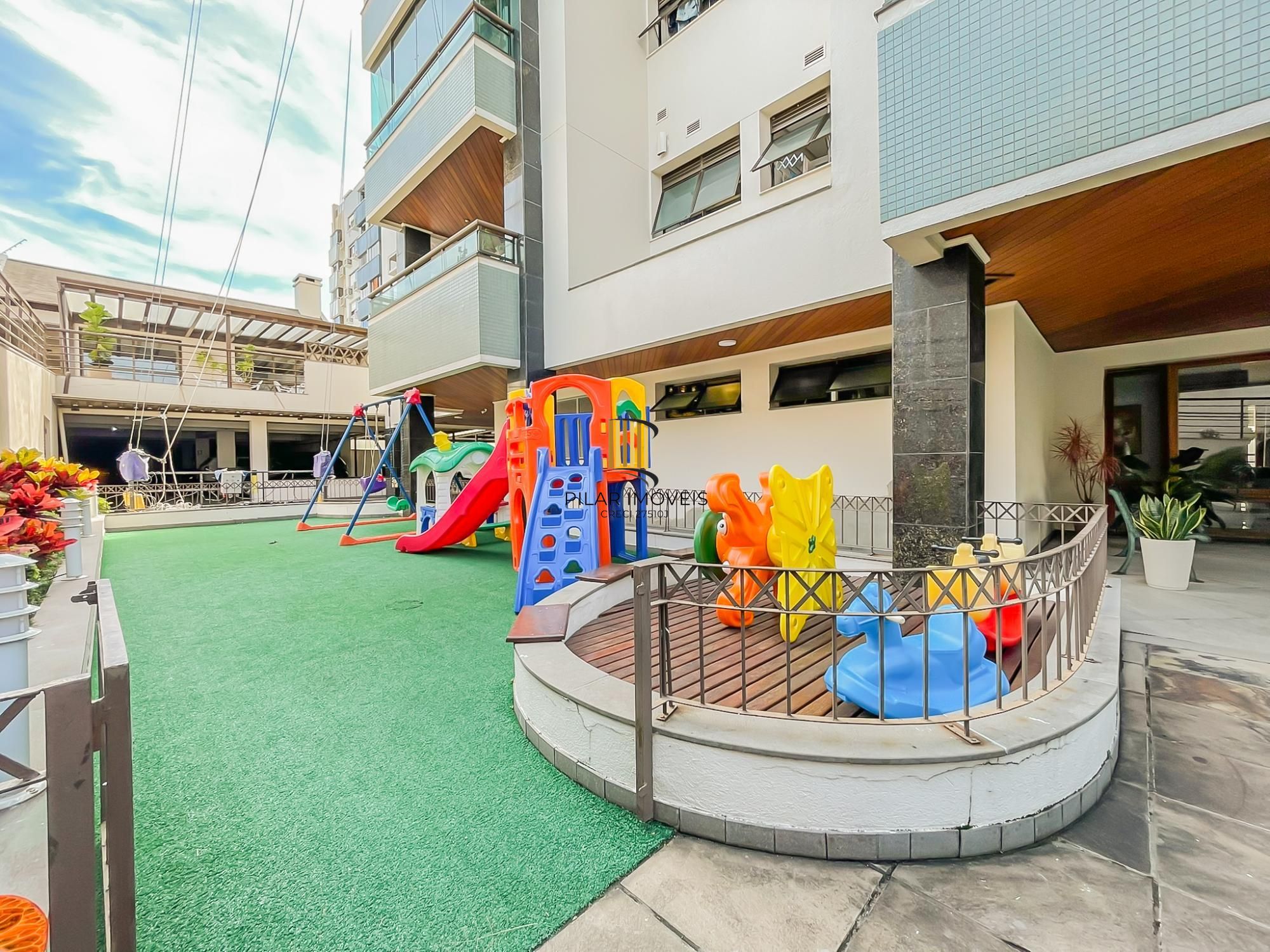 Lindo apartamento 03 dormitórios, duas vagas Coração Menino Deus