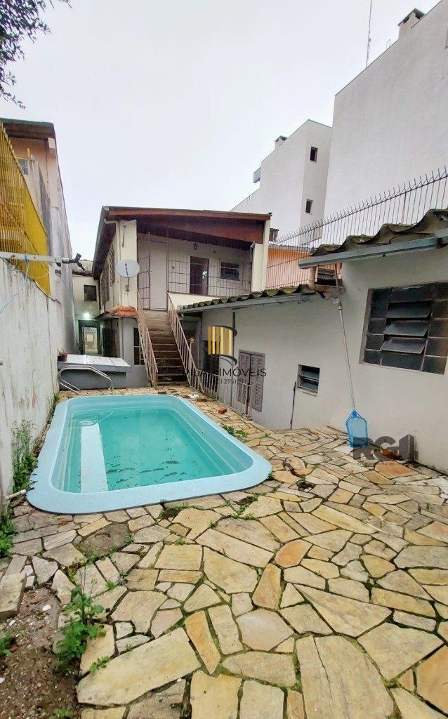 Casa 3 dormitórios no bairro Azenha