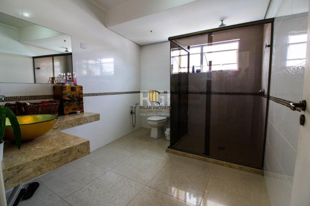 Casa para Venda - 300m², 3 dormitórios, sendo 1 suites, 4 vagas - Teresópolis