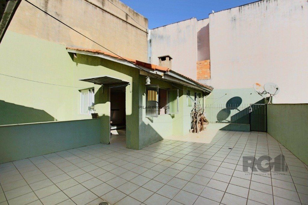 Excelente casa de 235m² com 4 dormitórios e 3 vagas no bairro Azenha.