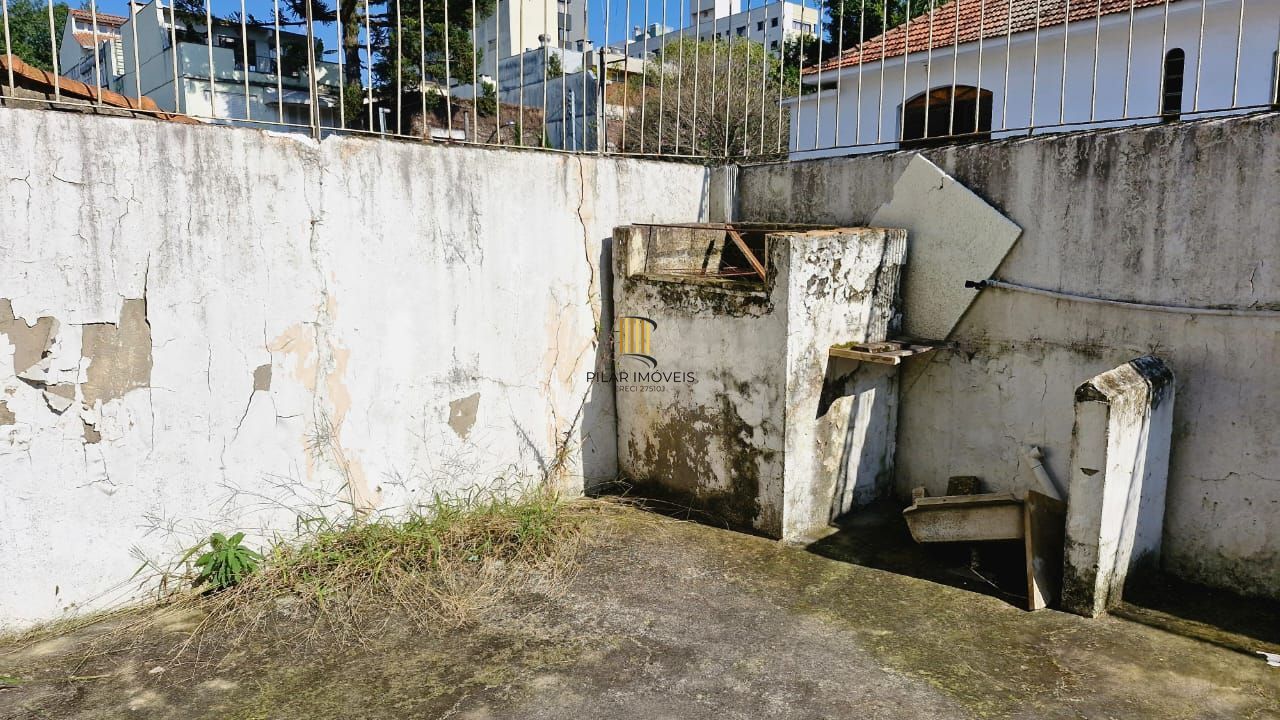 Apartamento com 2 dormitórios e garden na Rua Ijuí, pronto para reformar