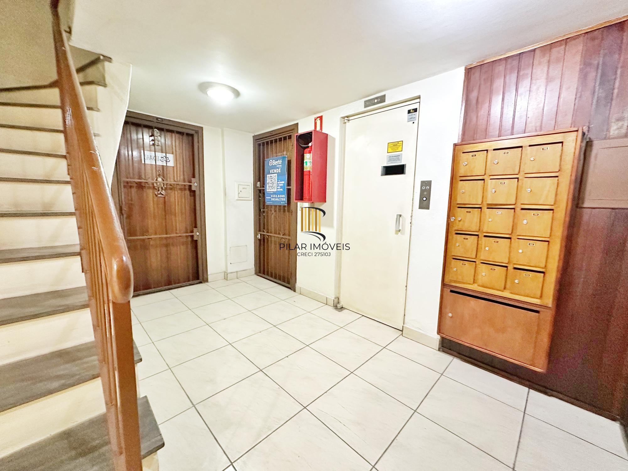 Sala comercial com mezanino e pátio na Cidade Baixa