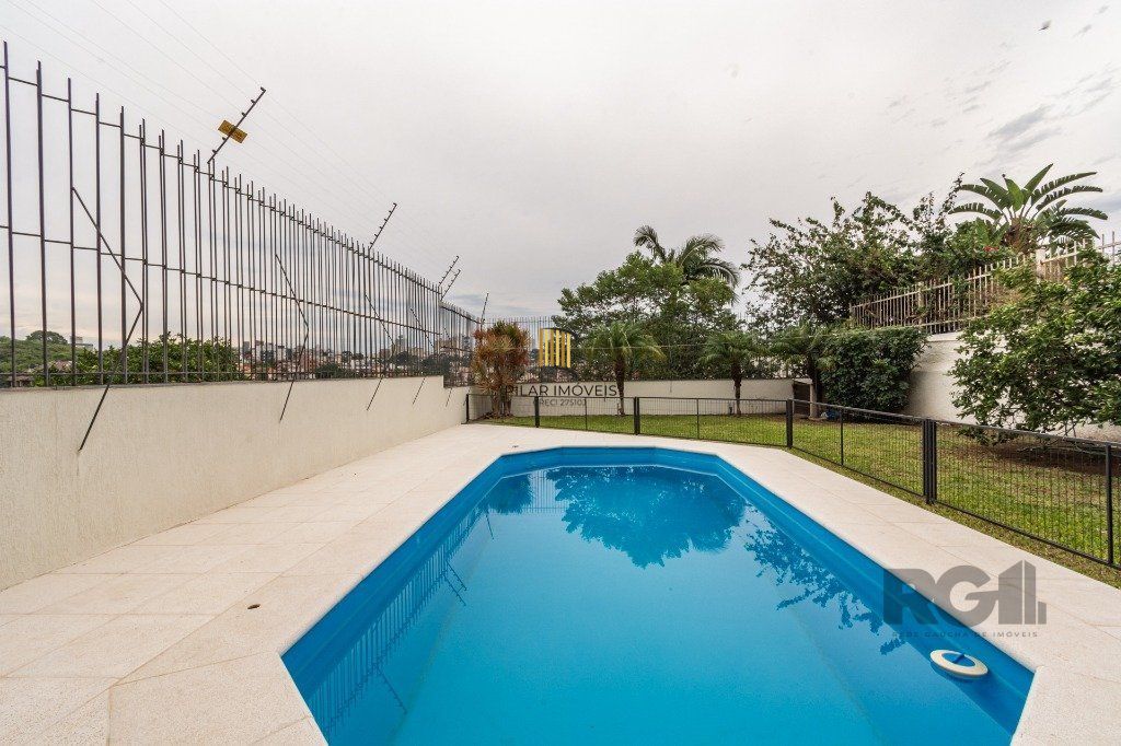 Casa de 484m², 4 dormitórios, 8 vagas no bairro Chácara das Pedras!