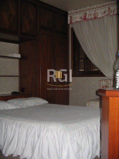 Casa para Venda - 260m², 3 dormitórios, sendo 1 suites, 7 vagas - Nonoai
