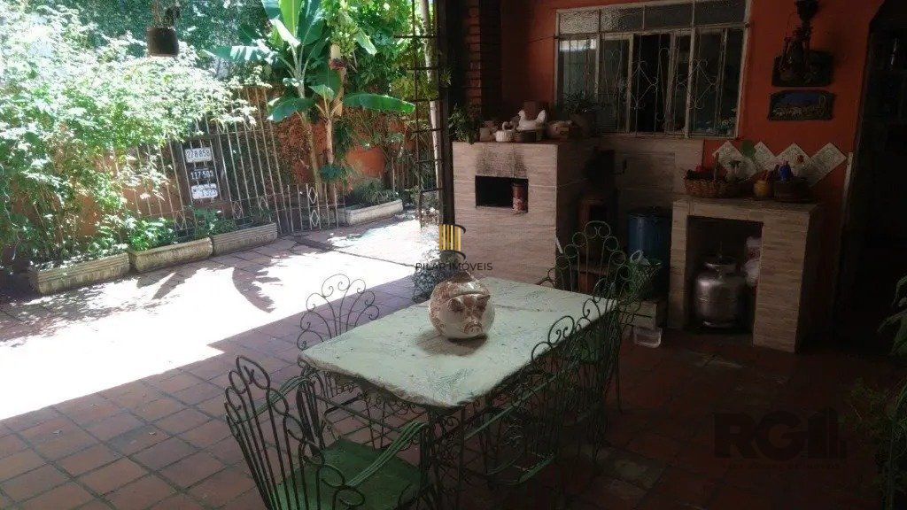 Casa com 3 dormitórios no bairro Sarandi