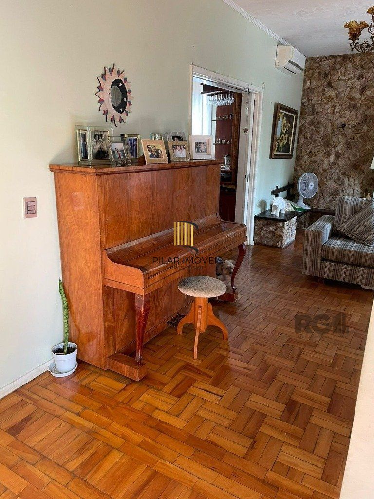 Casa com 243m2 de área privativa, com amplo pátio de 11 x 44, próxima a Av. Teresópolis