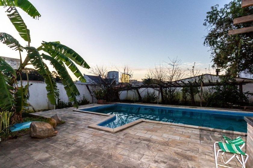 Casa 303m² - 4 dormitórios, 2 vagas no bairro Santo Antônio