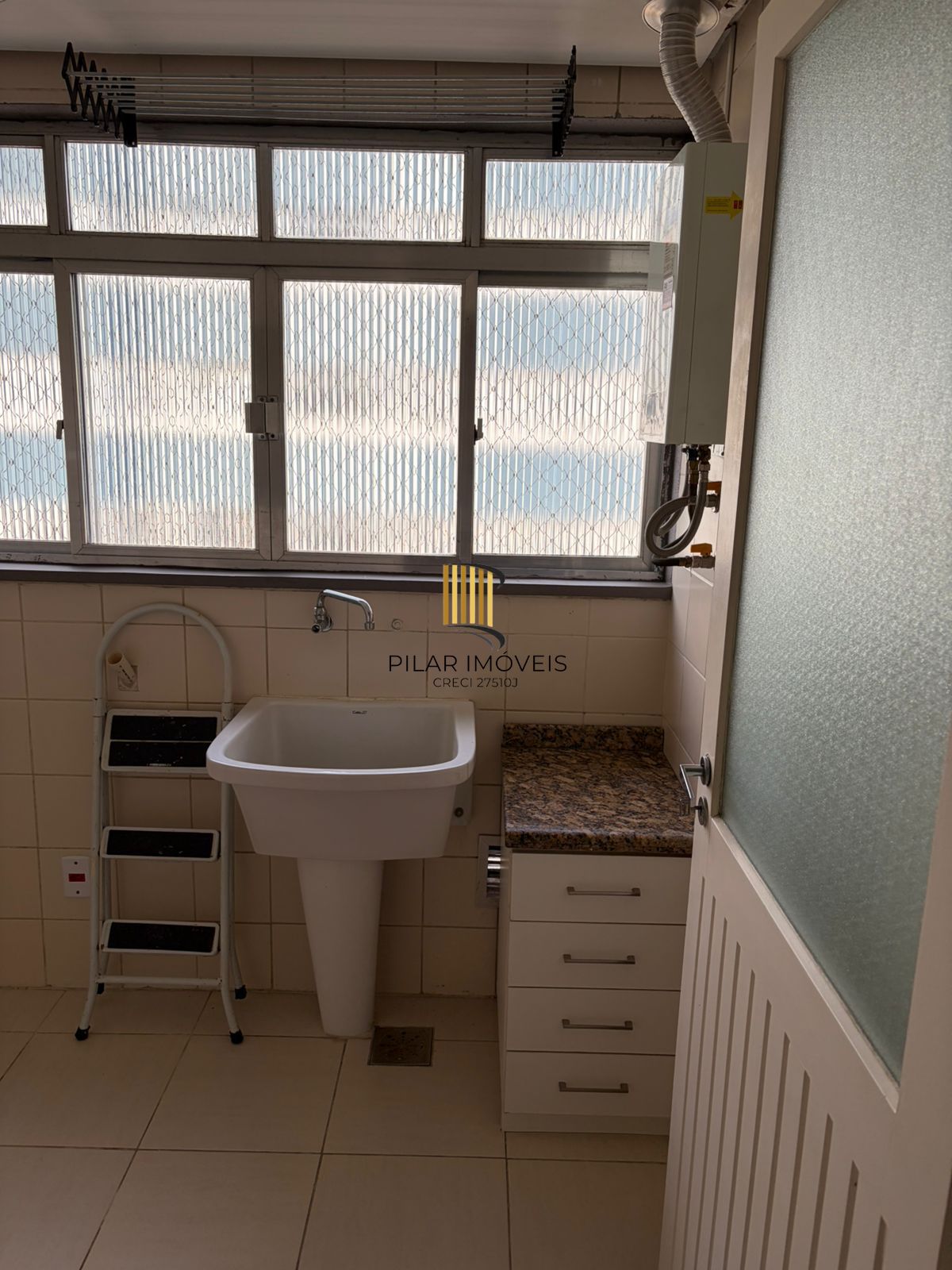 Apartamento 2 dormitórios, 1 vaga coberta no Bairro Teresópolis.