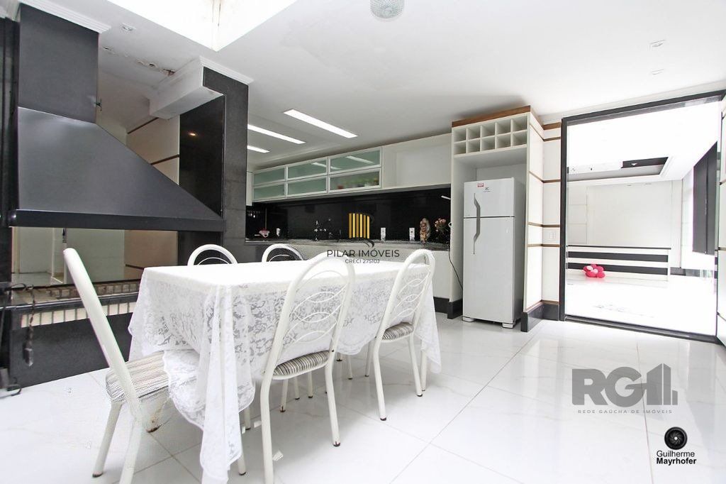 Casa com 5 suítes, 7 banheiros, 4 vagas no bairro Partenon