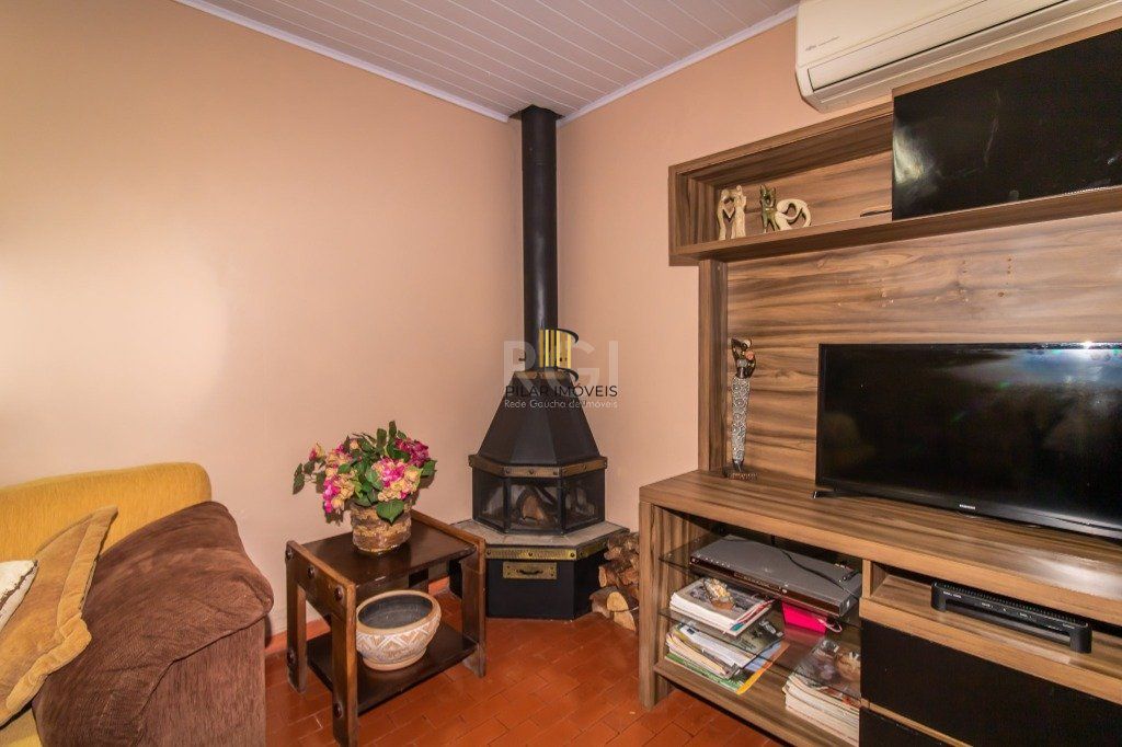 Casa de 289m² - 3 dormitórios, 1 suíte, 4 salas, churrasqueira, pátio e 4 vagas de garagem no bairro Partenon