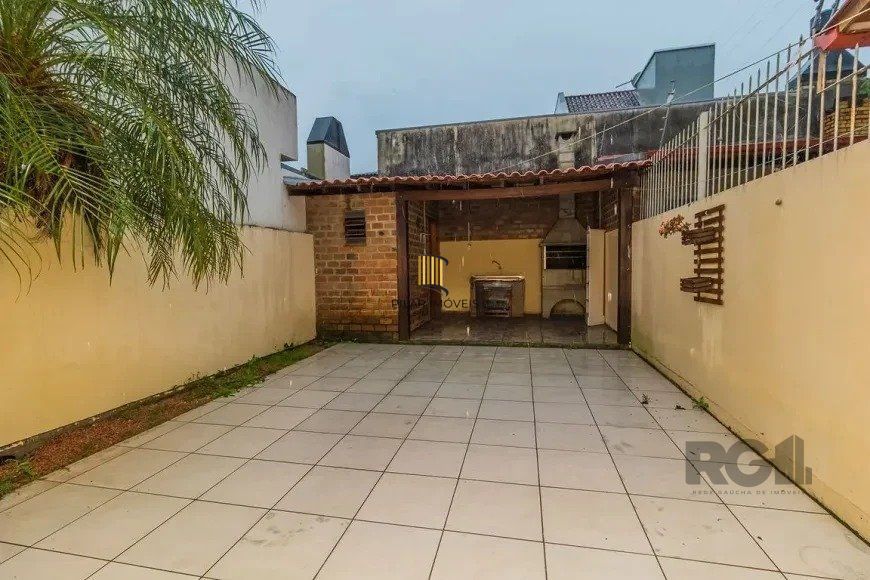 Casa 110m² - 3 dormitórios, 1 vaga no bairro Aberta dos Morros