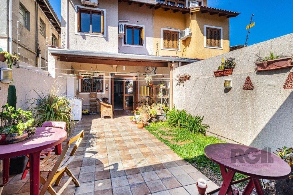 Casa de 3 dormitórios no bairro Cavalhada