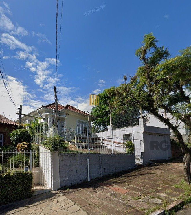 Casa 3 dormitórios,  1 vaga de garagem ampla e coberta.  Possui edícula com 3 peças. Espaço com churrasqueira e dispensa. Área total de  484m². - Pilar Imóveis