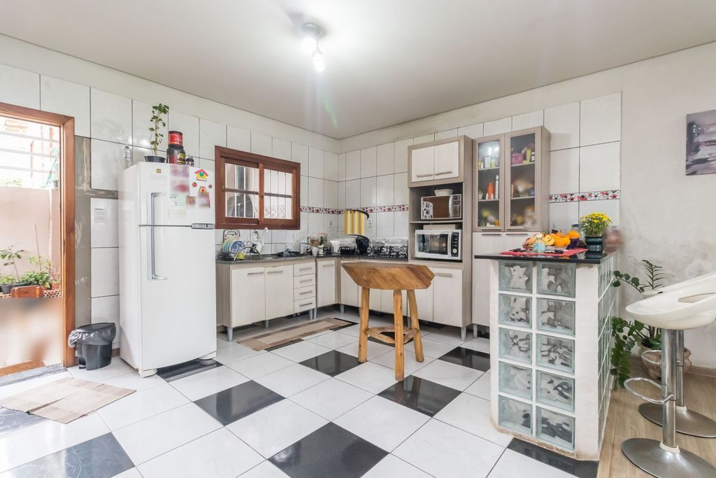 Casa de 6 dormitórios à venda Bairro Vila Nova - Porto Alegre
