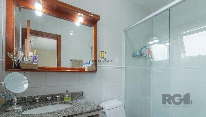 Excelente casa de 157m² com 3 dormitórios, 4 vagas e piscina.