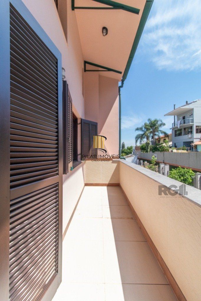 Linda casa de 04 dormitórios com vista livre no Bairro Teresópolis