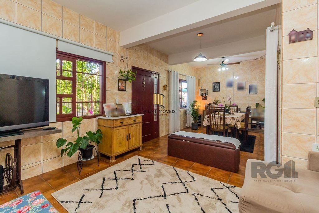 Sobrado de 215m² - 4 dormitórios, 5 vagas no bairro Passo das Pedras
