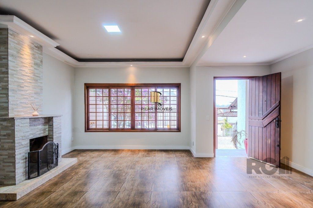 Casa de 214m² com 4 dormitórios, 1 suíte, piscina e 2 vagas no bairro Teresópolis