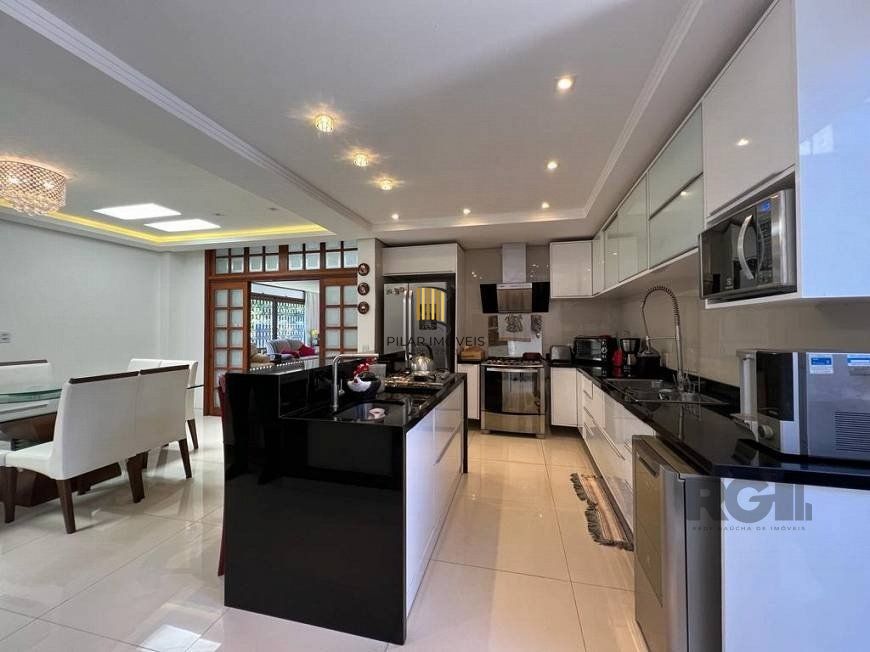 Casa 221m² - 3 dormitórios, 1 suíte, 4 vagas de garagem no bairro Vila Assunção