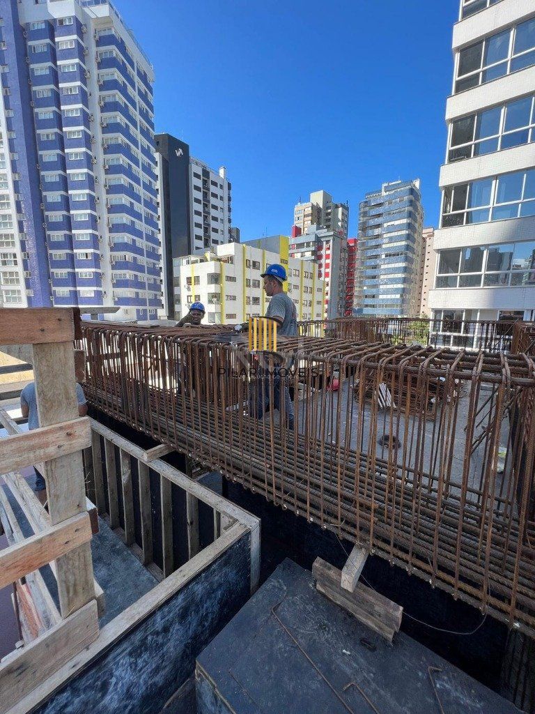 Apartamento para Venda - 92.82m², 2 dormitórios, sendo 2 suites, 1 vaga - Centro