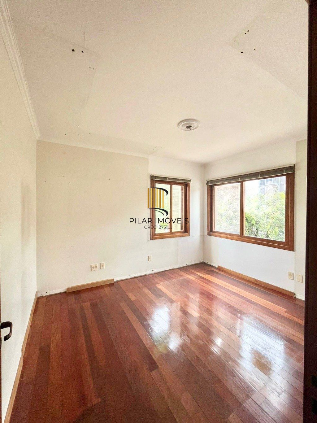 Apartamento de 4 dormitórios e 184m² à venda em Menino Deus, Porto Alegre.