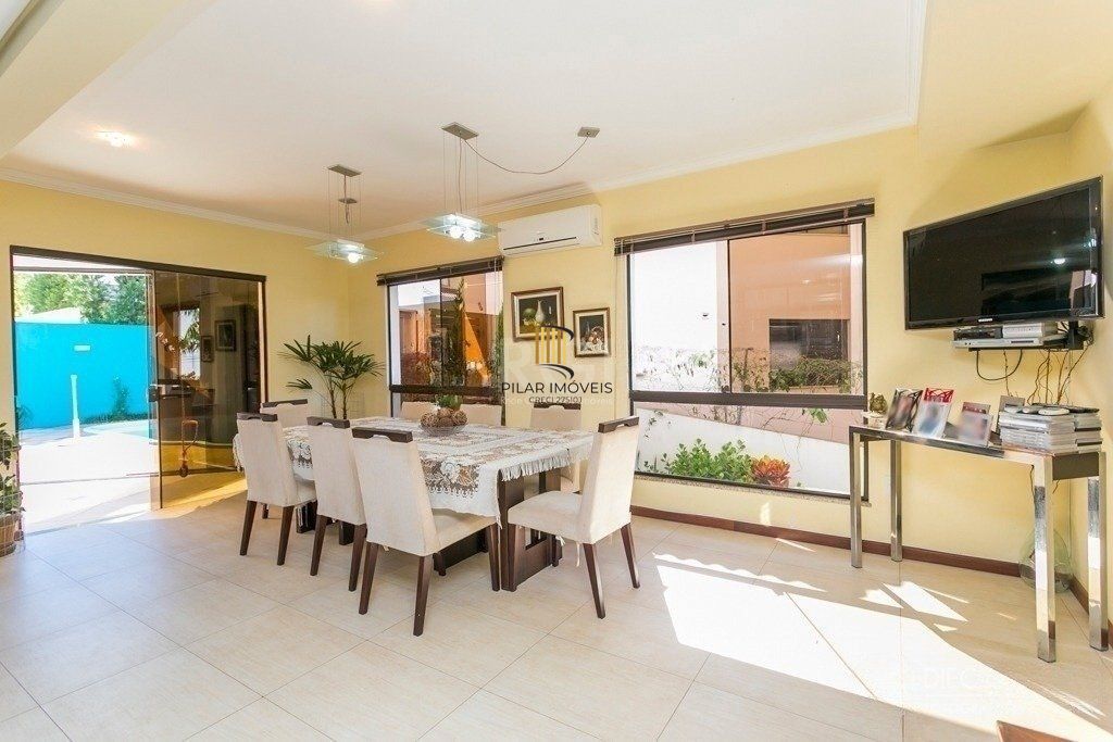 Excelente casa em condomínio com 3 suítes, piscina e 3 vagas de garagem