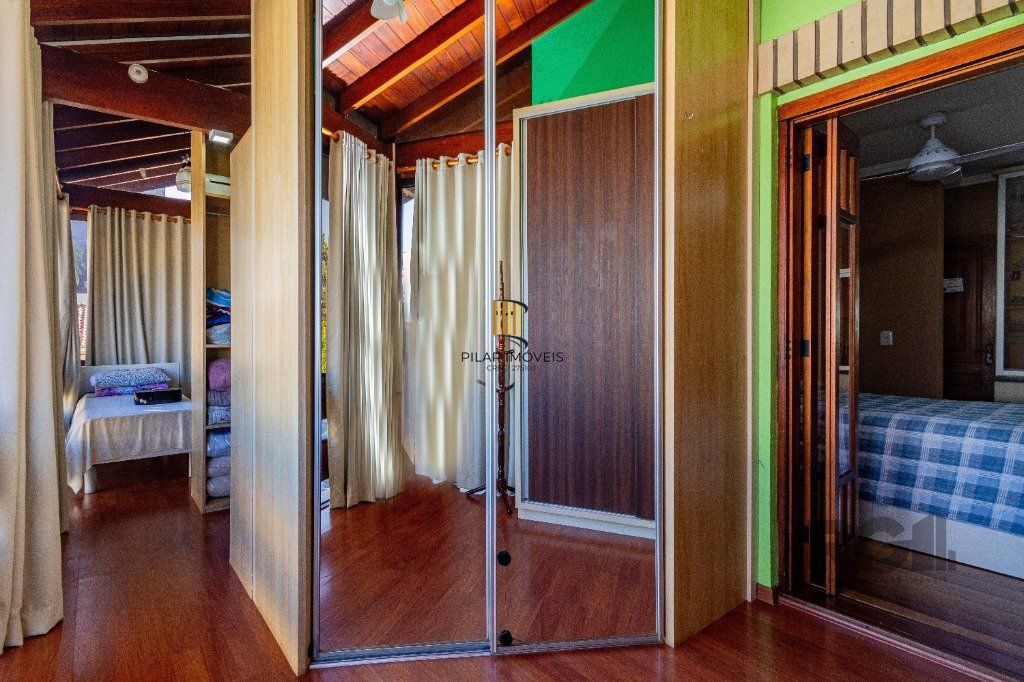 Casa de 4 dormitórios 304m² no bairro Jardim Lindóia