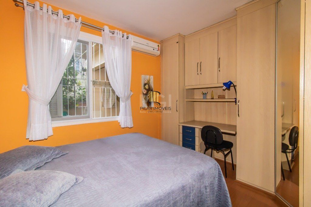 Casa de 289m² - 3 dormitórios, 1 suíte, 4 salas, churrasqueira, pátio e 4 vagas de garagem no bairro Partenon