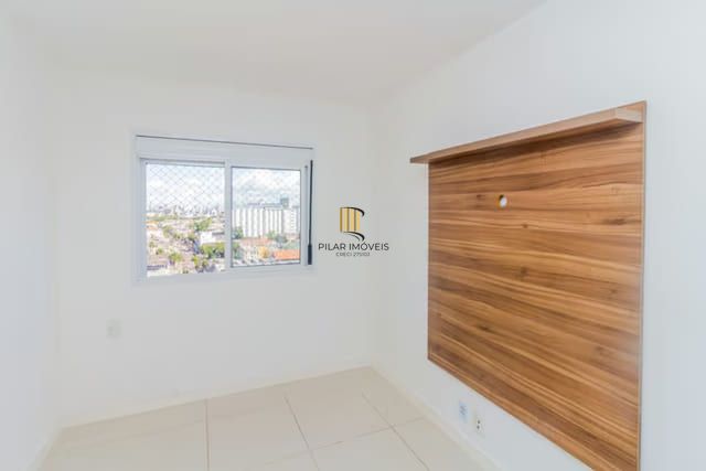 Apartamento de 2 dormitórios à venda em São Geraldo, Porto Alegre.