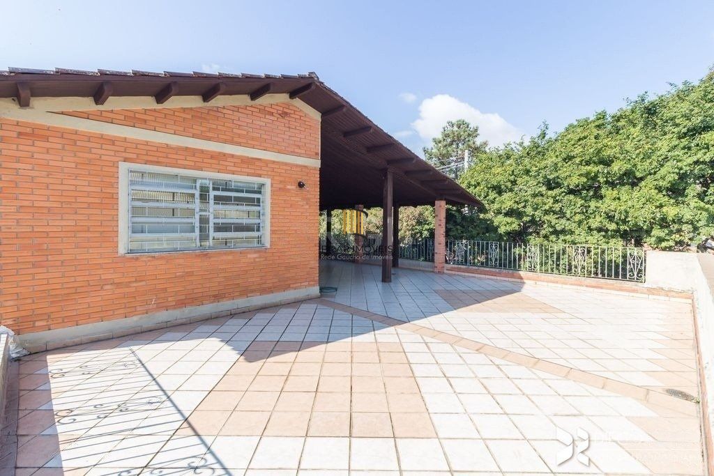 Lindo sobrado com 347m2 de área construída,  5 vagas, espaço de lazer com vista panorâmica.