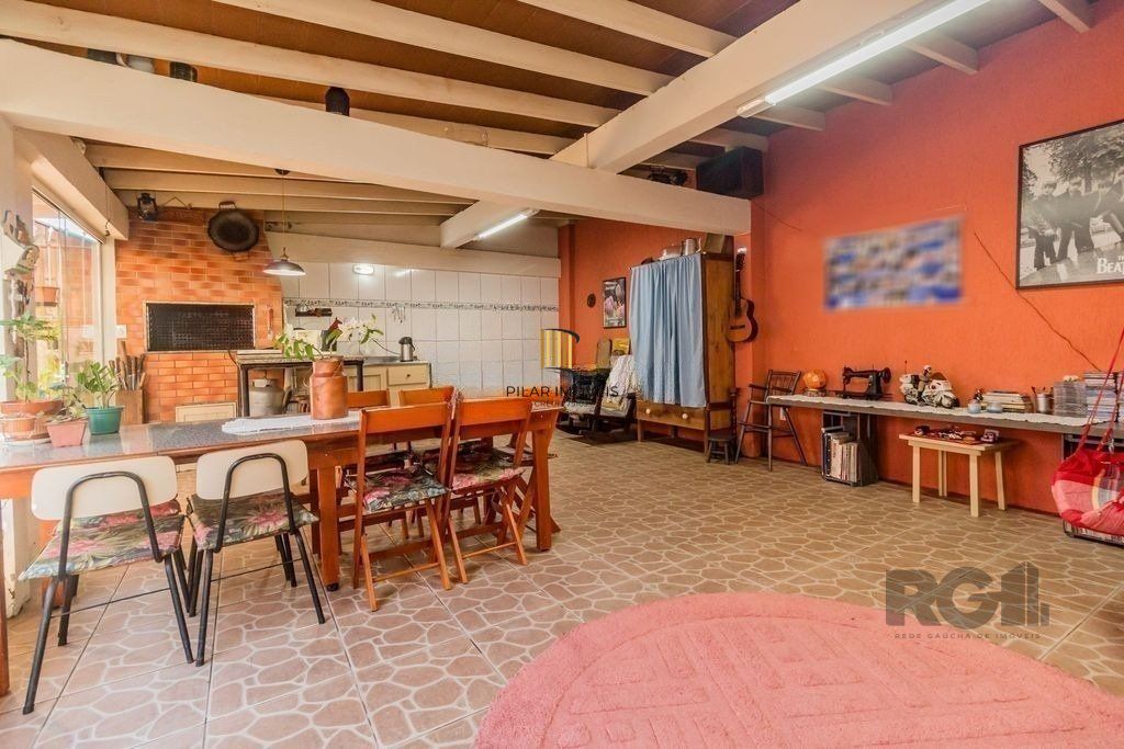 Sobrado de 215m² - 4 dormitórios, 5 vagas no bairro Passo das Pedras