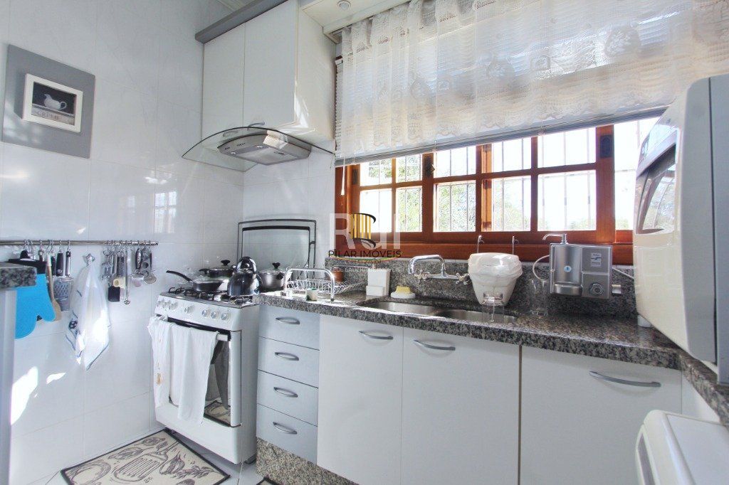 Casa para Venda - 250m², 3 dormitórios, sendo 1 suites, Teresópolis