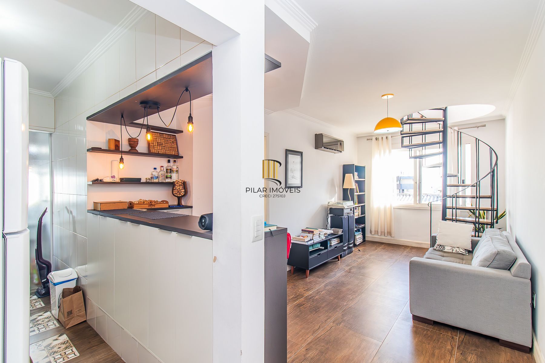 Amplo apartamento duplex com 2 dormitórios e 1 vaga de garagem.