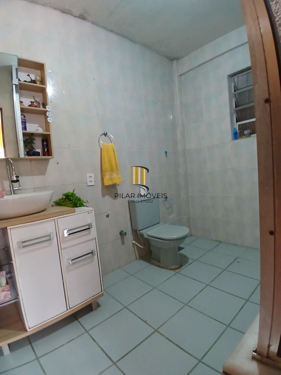 Ampla casa com patio no bairro Rubem Berta .