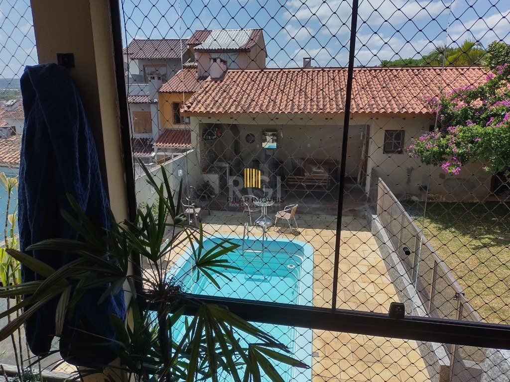 Excelente casa com 03 suíte, espaço gourmet com churrasqueira, living com lareira, pátio com piscina e garagem para 02 carros no bairro Espírito Santo