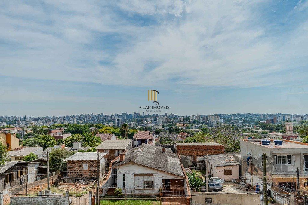 Casa com 234m², 3 dormitórios, 3 vagas no bairro Partenon