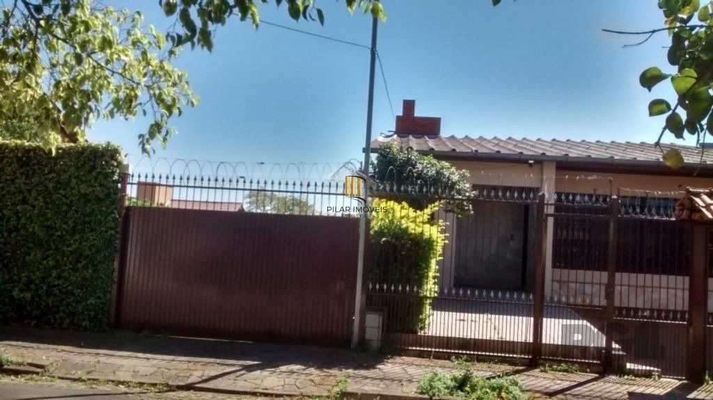 Casa com 3 dormitórios e amplo pátio com grama. - Pilar Imóveis