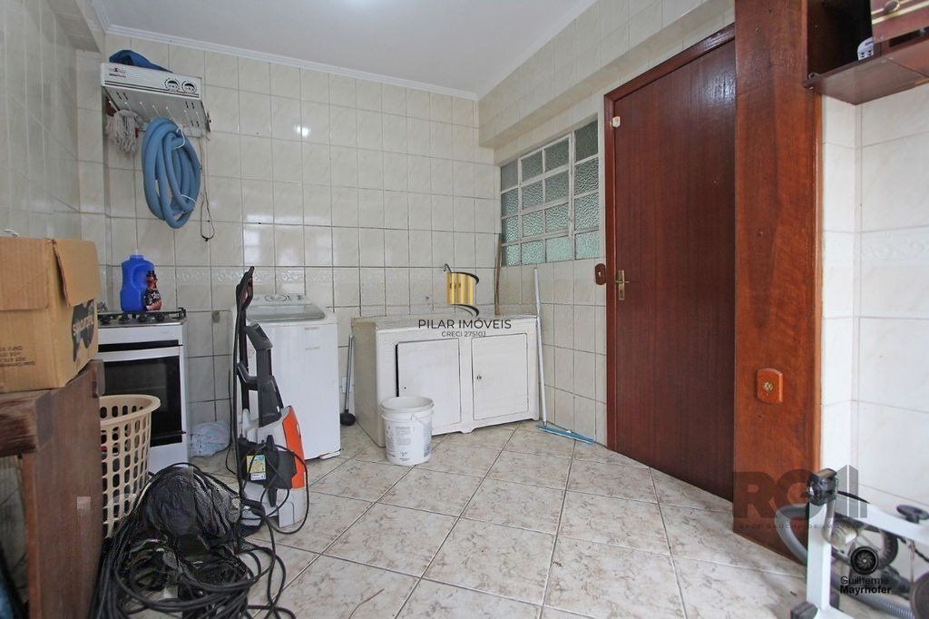Casa com 5 suítes, 7 banheiros, 4 vagas no bairro Partenon